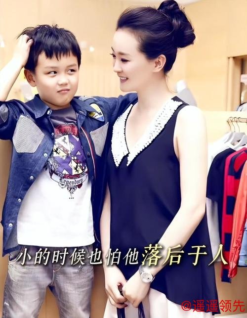 王艳罕见晒与继子亲密合照，兄弟相处融洽似同龄人